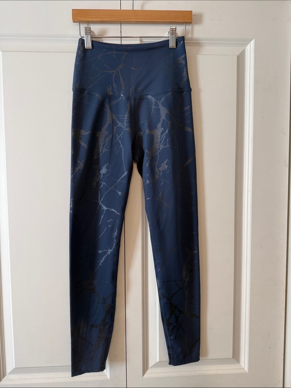 Beyond Yoga Womens Navy Marble-Print Leggings